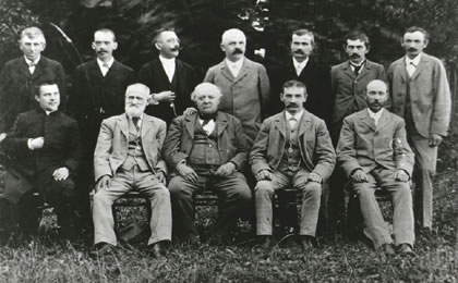 Členové Občanské záložny v Bludově založené r. 1886. 