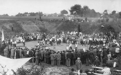 Slavnost rozvinutí praporu sokolského spojené s veřejným cvičením 25. 6. 1927 v Bludově na cvičišti v bývalé panské cihelně (4.). 