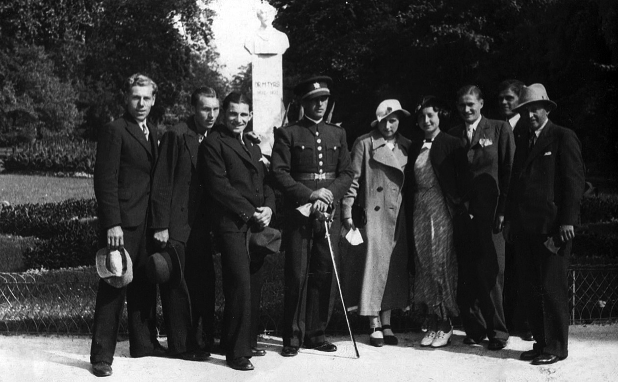 Podporučík Karel Hlásný s přáteli po dokončení studií na vojenské akademii. Bratislava, červenec roku 1934.