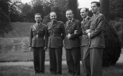 Kapitán Karel Hlásny (první zprava) s dalšími československými důstojníky. Velká Británe, Cholmondeley, rok 1941. 