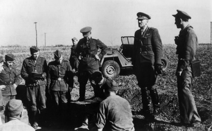 Zprava štábní kapián Karel Hlásný (mluvící), podplukovník Přikryl, major Misin a další důstojníci výsadkářské brigády Polsko - Dukelský průsmyk, blízko města Besko, Září 1944.