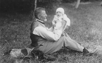 Rudolf Kordas s vnučkou v roce 1929.
