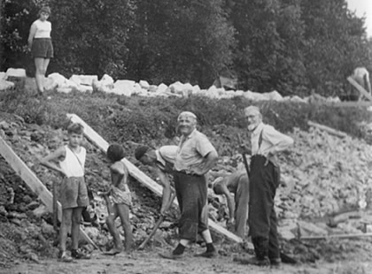 Sokolská brigáda - práce na bludovském koupališti dne 9. 8. 1958. Finger Alois a Kordas Rudolf. 