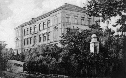 Měšťanská škola v Bludově ve 20. letech minulého století.