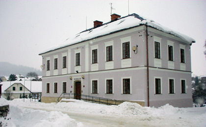 Obr. č. 9 – Bludovská radnice (bývalá stará škola) v roce 2002.