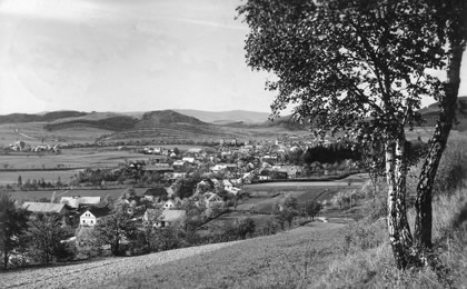 Pohled z Brusné na tzv. Učitelův vrch ve 30. letech 20. století. 