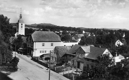 Pohled na Bludov z budovy Měšťanské školy v 50. letech minulého století. 