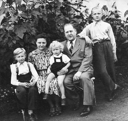 Rodina Pospíšilova pravděpodobně v roce 1943. Zdeněk Pospíšil, Josefa Pospíšilová a 3 synové - Zdeněk, Jan a František.