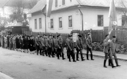 Sokolský průvod Bludovem po roce 1945. 