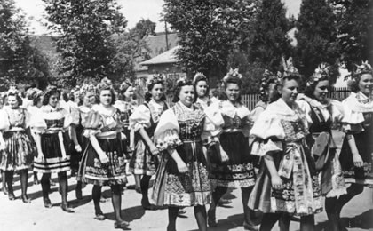 Moravská beseda pořádaná Tělovýchovnou jednotou Sokol v Bludově, průvod v žen kyjovksých krojích v roce 1947 (2). 