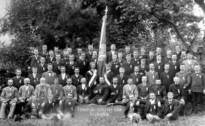 Část členů Čtenářsko zábavného klubu Svatopluk při oslavě 15. výročí spolku roku 1896. 