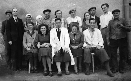 Zaměstnanci bludovské mlékárny ve 40. letech 20. století. 