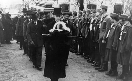 Pohřeb zemského místodržitele Karla Emanuela ze Žerotína v prosinci 1934. Součástí smutečního průvodu členové Telocvičné organizace Orel. 